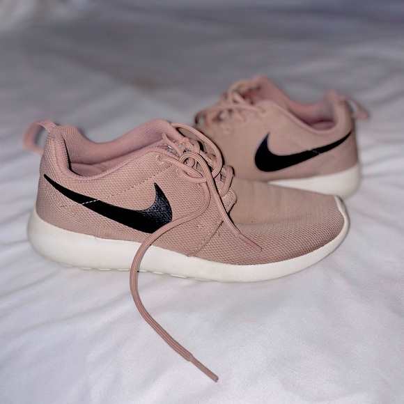Nike Tanjun Women’s Running Shoes - Picture 1 of 3